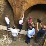 L�unica presenza visibile sulle pareti � un rilievo raffigurante due angeli, uno nudo e l�altro vestito, che reggono un�iscrizione che riporta la data di realizzazione dell�opera - 16 aprile 1811 - unitamente ai  nomi di Giustiniani e Pancotto 